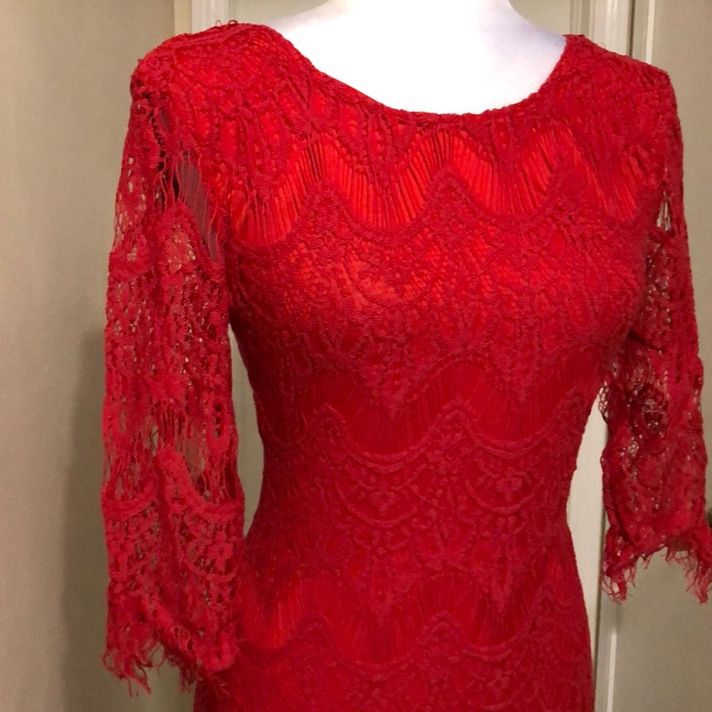 All over lace red knee length - Picture 3 of 9